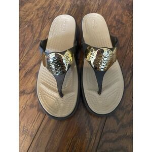 Crocs Sanrah Flip Flops Womens Sz 9 Hammered Circle Wedge Gold Brown Sandals